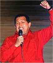چاوز با لباس سرخ، از بالکن پیروزی خود را اعلام می دارد