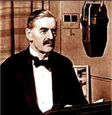 Neville Chamberlaine شخصا اعلان جنگ به آلمان را از راديو لندن اعلام مي کند