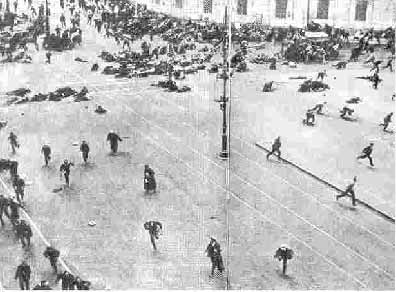 منظره يك خيابان سن پترزبورگ (پتروگراد) در جريان انقلاب