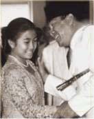 سوكارنو در سال 1965 درحال نوازش دخترش مگاواتي