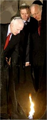مك كين و ليبرمن با عرقچين ويژه در محل يادبود هالوكاست 