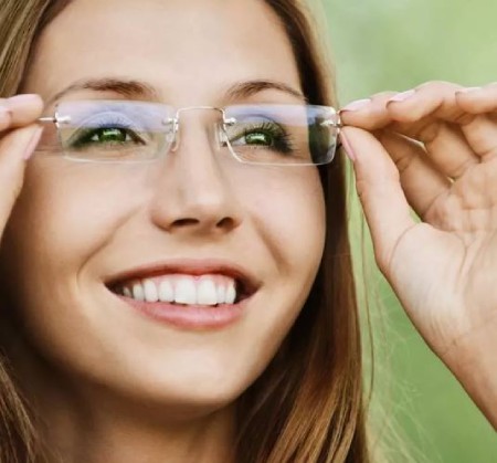 روش طبیعی برای رفتن جای عینک روی بینی