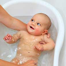 شستن نوزاد دختر