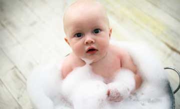نوزاد تازه متولد شده را چه زمانی باید استحمام کرد؟