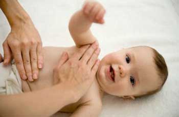 شیر مادر,افزایش شیر مادر,فواید ماساژ نوزاد