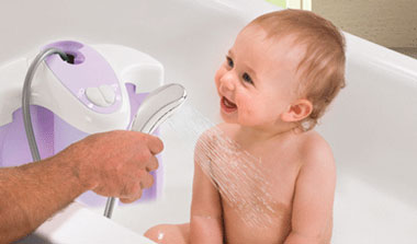 شستن نوزاد با شیر
