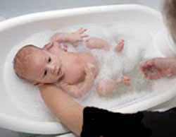 فیلم شستن نوزاد بعد از تولد