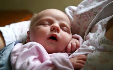 چگونه آروغ نوزادی که خوابیده را بگیریم