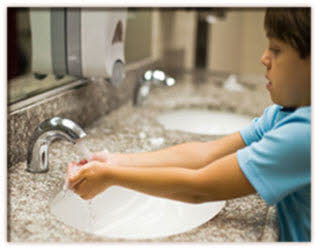 شستن دست نوزاد