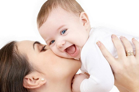 نوزاد دو ماهه,نشانه های تاخیر در رشد یک نوزاد دو ماهه,راه تشخیص میزان هوش نوزاد دو ماهه