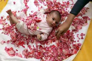 مراسم گل غلتان نوزادان در دامغان و سمنان 1