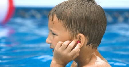 بیماری گوش شناگر, بیماری گوش شناگران, ورود باکتری به کانال گوش