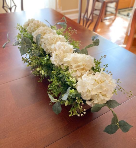 گل‌های مصنوعی برای تزیین میز