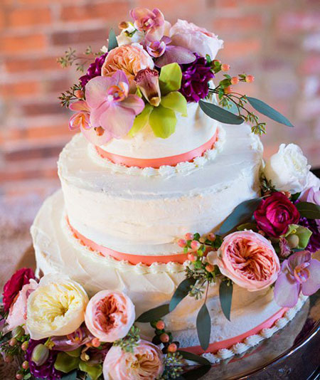 کیک عروس و داماد, تزیین کیک با گل های طبیعی
