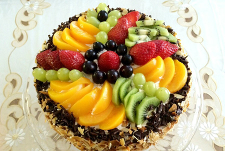 تزیین کیک اسفنجی با میوه