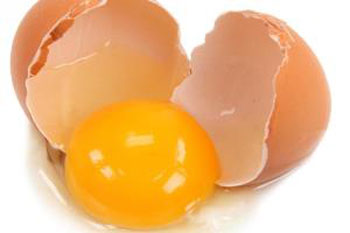 آموزش تصویری جدا کردن زرده از سفیده تخم مرغ 1