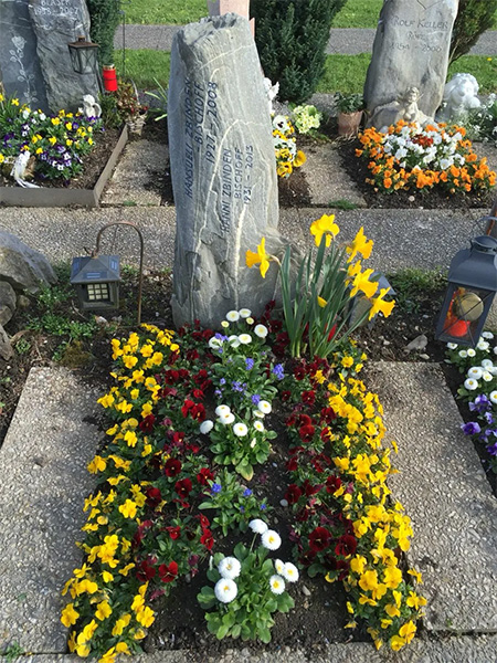 گل‌ آرایی سنگ قبر, گل آرایی سنگ قبر سفید, استفاده از انواع گل ها برای تزئین سنگ قبر