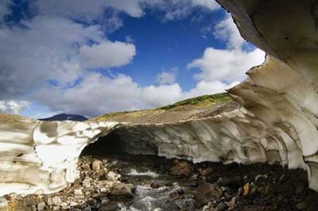 غار يخی و فوق العاده زيبای كامچاتكا 1