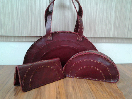 [تصویر:  models-handmade-leather-bag11-e1.jpg]