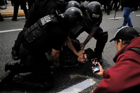 عکسهای جالب,عکسهای جذاب,دستگیری معترضان به سیاست های دولت جدید راستگرای افراطی آرژانتین از سوی پلیس شهر بوینوس آیرس