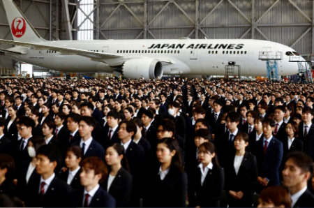 عکسهای جالب,عکسهای جذاب,کارمندان تازه استخدام شده خطوط هوایی ژاپن (JAL) در مراسم آغاز به کار در فرودگاه 