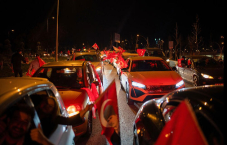 عکسهای جالب,عکسهای جذاب,جشن خیابانی مخالفان اردوغان از پیروزی نامزدهای حزب مخالف در انتخابات شهرداری شهرهای آنکارا و استانبول ترکیه 