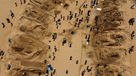 عکسهای جالب,عکسهای جذاب,نمایی هوایی از ساخت مجموعه مجسمه های شنی در بولیوی