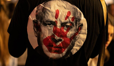 عکسهای جالب,عکسهای جذاب,تی شرتی منقوش به تصویر نتانیاهو در جریان تظاهرات مخالفان نتانیاهو در شهر تل آویو