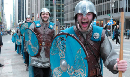 عکسهای جالب,عکسهای جذاب,پوشیدن زره های قرون وسطایی در رژه سالانه روز 