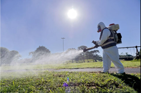 عکسهای جالب,عکسهای جذاب,یک کارگر برای مبارزه با پشه هایی که ویروس 