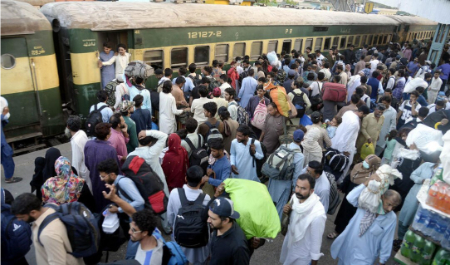 عکسهای جالب,عکسهای جذاب,ازدحام مسافران در آستانه عید فطر در ایستگاه قطار کراچی پاکستان 