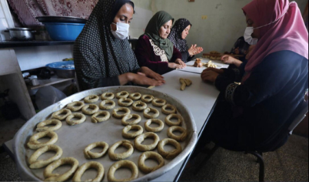 عکسهای جالب,عکسهای جذاب,پخت کیک های خرمایی سنتی در آستانه عید فطر در شهر دیر البلح در نوار غزه 