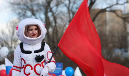 عکسهای جالب,عکسهای جذاب,یک هنرمند زن روسی که لباس یک فضانورد دوران شوروی را پوشیده است، در طول مجمع و نمایشگاه بین المللی روسیه اکسپو در مسکو