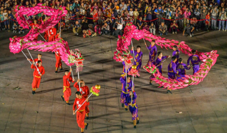 عکسهای جالب,عکسهای جذاب,تیم های رقص اژدهای چینی و خارجی در هفتمین مسابقه بین المللی رقص سنتی اژدها در شهر