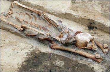 تصاویری از اسکلت کشف شده خون آشامها در لهستان تصاویری از اسکلت کشف شده خون آشامها در لهستان