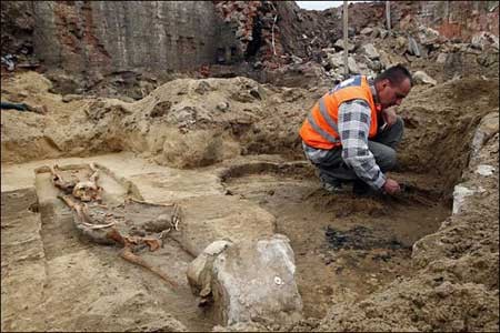 تصاویری از اسکلت کشف شده خون آشامها در لهستان تصاویری از اسکلت کشف شده خون آشامها در لهستان