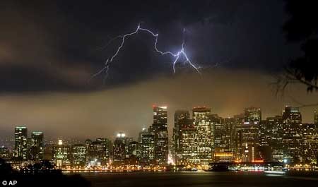 این صاعقه عظیم برق 120 هزار خانه را در کالیفرنیا قطع کرد