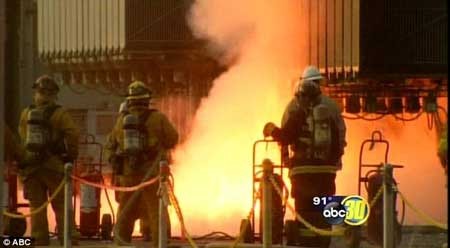 این صاعقه عظیم برق 120 هزار خانه را در کالیفرنیا قطع کرد