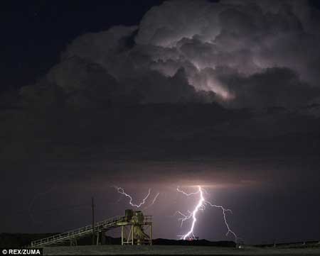 این صاعقه عظیم برق 120 هزار خانه را در کالیفرنیا قطع کرد