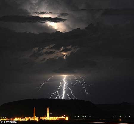 این صاعقه عظیم برق 120 هزار خانه را در کالیفرنیا قطع کرد