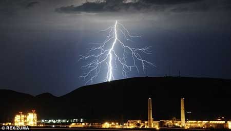 این صاعقه عظیم برق 120 هزار خانه را در کالیفرنیا قطع کرد