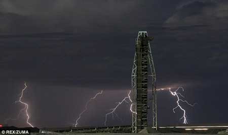 این صاعقه عظیم برق 120 هزار خانه را در کالیفرنیا قطع کرد