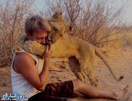 شیری که فقط دو نفر را بغل می کند