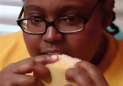 اخبار,اخبار گوناگون,تشک خوردن بچه,تصاویر دختری که تشک می خورد