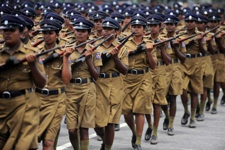رژه تمرینی زنان ارتشی در سریلانکا در آستانه روز ملی این کشور