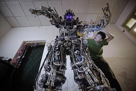 ربات دست ساز یک مرد چینی (پکن)