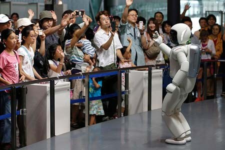    آسیمو؛ روبات ساخته شده توسط کمپانی هوندا در حال برقراری مخاطبان در موزه علوم توکیو، ژاپن