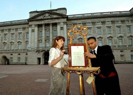 قرار دادن بیانیه رسمی خانواده سلطنتی انگلیس درباره تولد نتیجه ملکه بریتانیا در محوطه کاخ باکینگهام برای ثبت از سوی خبرنگاران