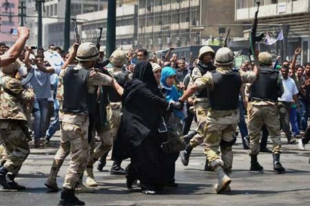 دستگیری ده ها حامی محمد مرسی در مسجد الفتح قاهره 