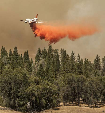 عملیات اطفاء حریق در جنگل های کالیفرنیا